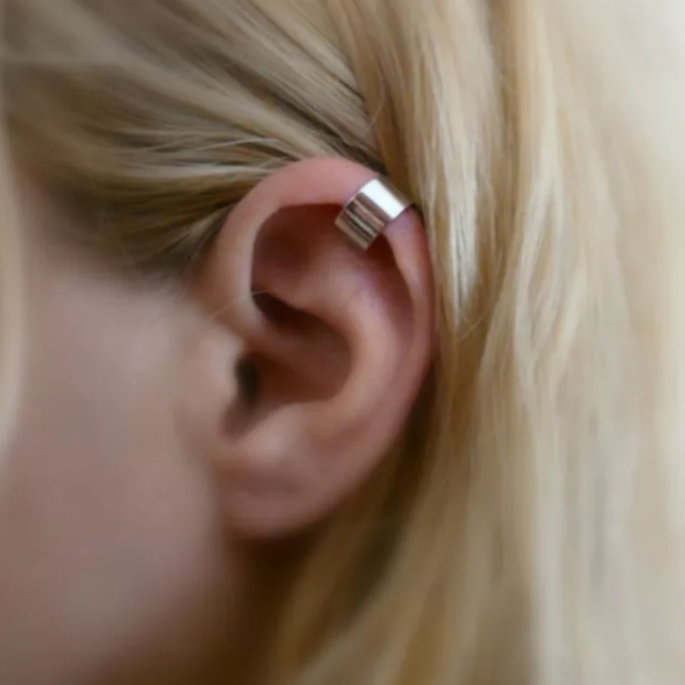 Silver ear cuffs ✳️